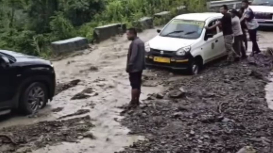 Nagaland: Landslide blocks NH-29 near Kohima, strands hundreds as heavy rain continues Nagaland: Landslide blocks NH-29 near Kohima, strands hundreds as heavy rain continues