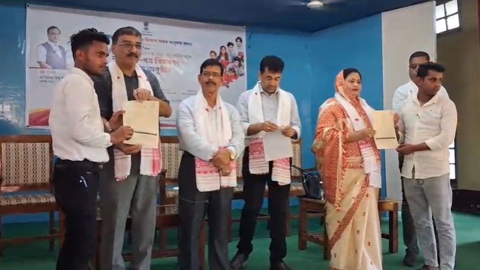 Assam rolls out Nijut Moina, Nijut Babu schemes, extends aid to flood-hit students in Dhubri Assam rolls out Nijut Moina, Nijut Babu schemes, extends aid to flood-hit students in Dhubri