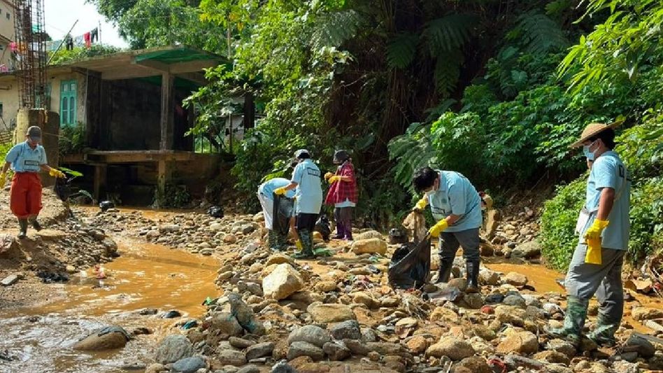 Arunachal: Over 5,200 kg of garbage removed from Yagamso River in Itanagar clean-up drive Arunachal: Over 5,200 kg of garbage removed from Yagamso River in Itanagar clean-up drive
