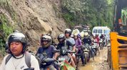 Torrential rain blocks NH-10 in Sikkim’s Bardang, traffic disrupted Torrential rain blocks NH-10 in Sikkim’s Bardang, traffic disrupted
