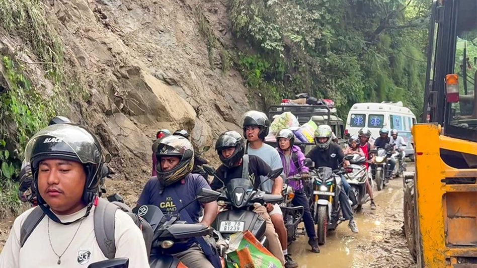 Torrential rain blocks NH-10 in Sikkim’s Bardang, traffic disrupted Torrential rain blocks NH-10 in Sikkim’s Bardang, traffic disrupted
