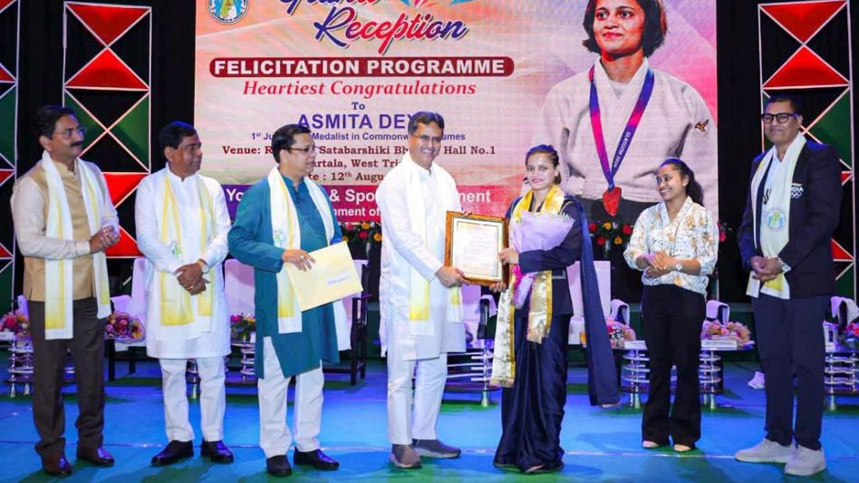 Tripura CM honours Commonwealth gold medallist Asmita Dey with cash, land Tripura CM honours Commonwealth gold medallist Asmita Dey with cash, land
