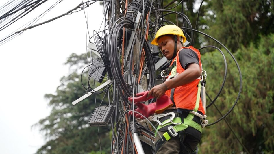 Shillong administration launches drive to clear overhanging cable wires Shillong administration launches drive to clear overhanging cable wires