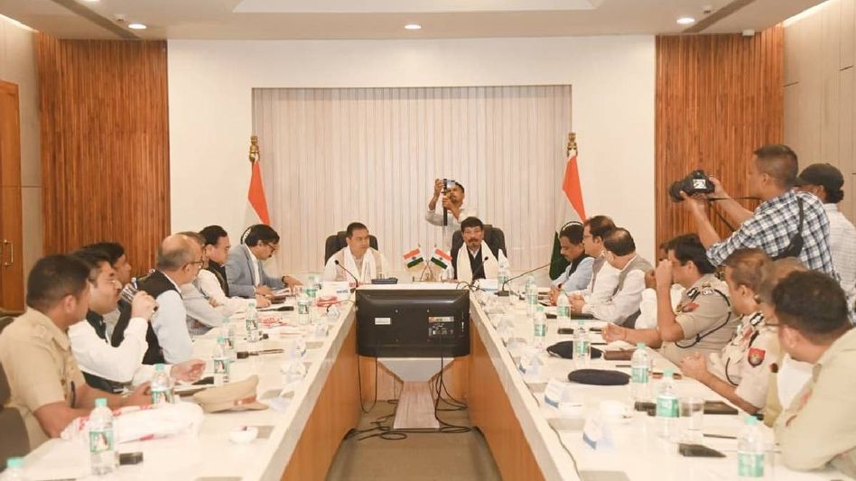 Assam-Meghalaya agree on 48-hour plan to evacuate stranded vehicles and passengers, 15 FIRs filed over Shillong violence Assam-Meghalaya agree on 48-hour plan to evacuate stranded vehicles and passengers, 15 FIRs filed over Shillong violence