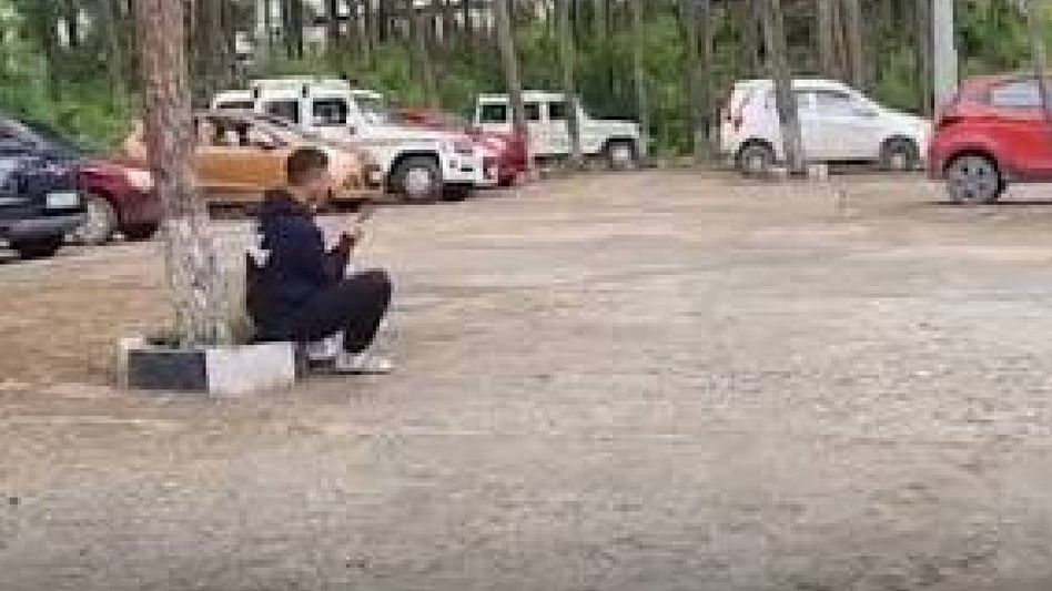 131 of 246 Assam residents stranded in Meghalaya return safely: Himanta Biswa Sarma 131 of 246 Assam residents stranded in Meghalaya return safely: Himanta Biswa Sarma