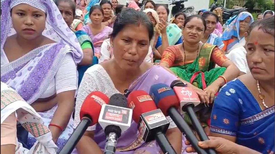 Assam: Over 100 women protest alleged removal from Orunodoi beneficiary list in Khowang Assam: Over 100 women protest alleged removal from Orunodoi beneficiary list in Khowang