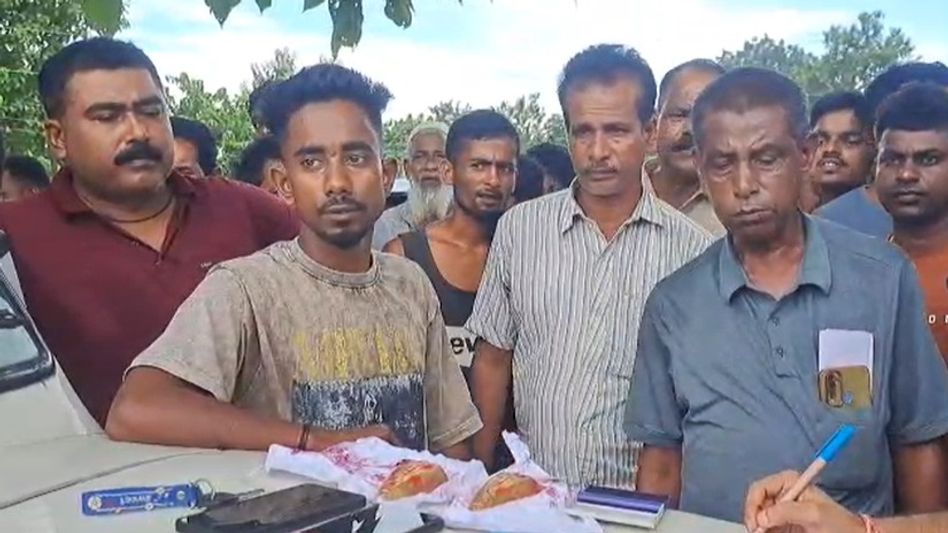 Assam: Two arrested with fake gold boat in Bongaigaon’s Manikpur Assam: Two arrested with fake gold boat in Bongaigaon’s Manikpur