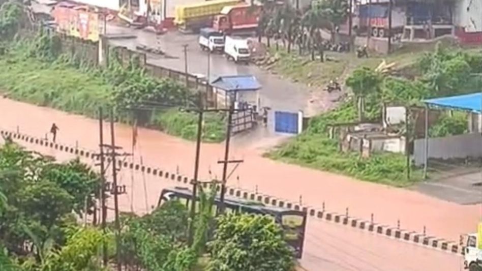 Heavy rain triggers waterlogging at Assam's Jorabat, 9th and 10th Mile; traffic diversions imposed on NH-27 Heavy rain triggers waterlogging at Assam's Jorabat, 9th and 10th Mile; traffic diversions imposed on NH-27