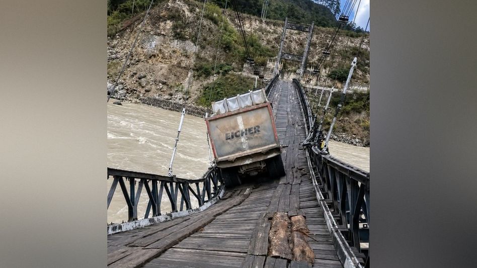 Arunachal: Anjaw’s only Bailey bridge over Lohit River on verge of collapse due to overloaded trucks Arunachal: Anjaw’s only Bailey bridge over Lohit River on verge of collapse due to overloaded trucks