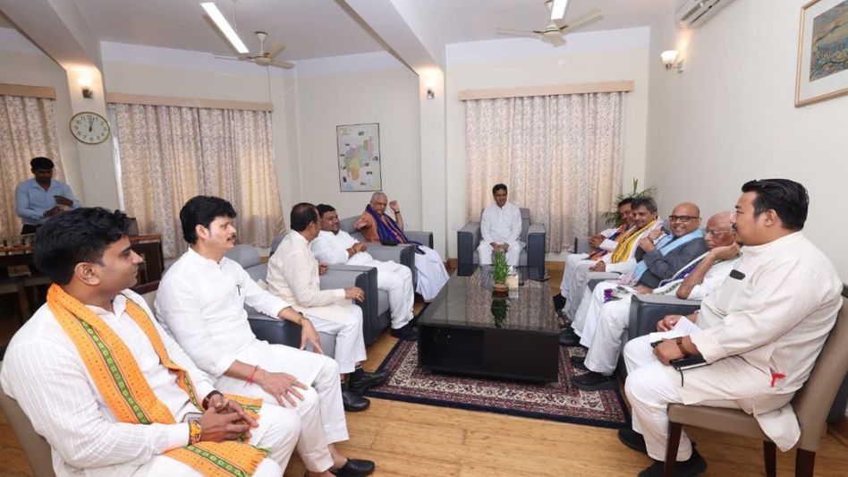 Tripura CM welcomes BJP National General Secretary B.L. Santosh during two-day organisational visit Tripura CM welcomes BJP National General Secretary B.L. Santosh during two-day organisational visit