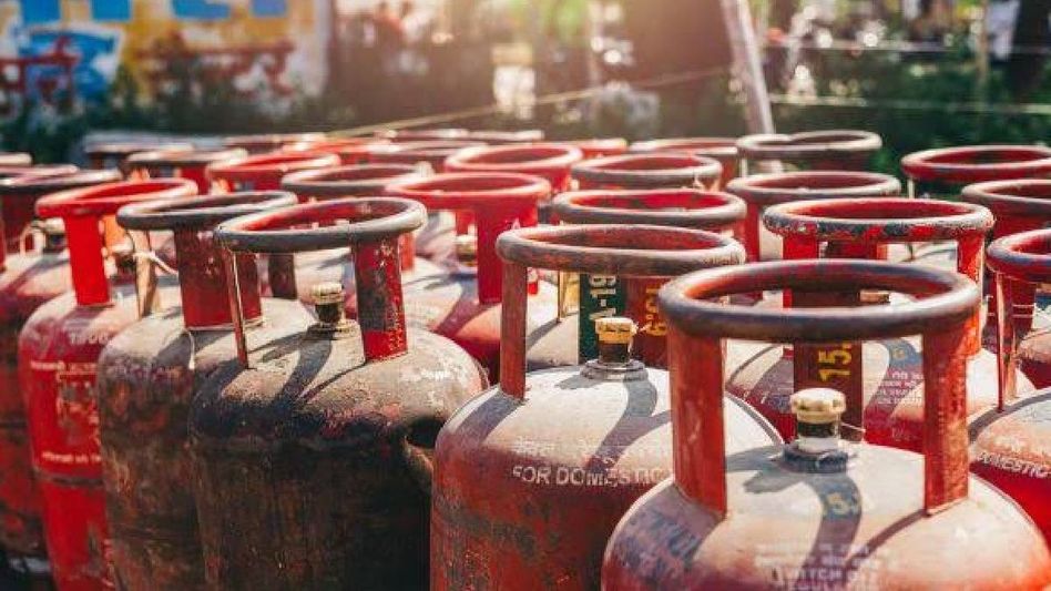 Government reduces LPG refill waiting period to 25 days for all consumers Government reduces LPG refill waiting period to 25 days for all consumers