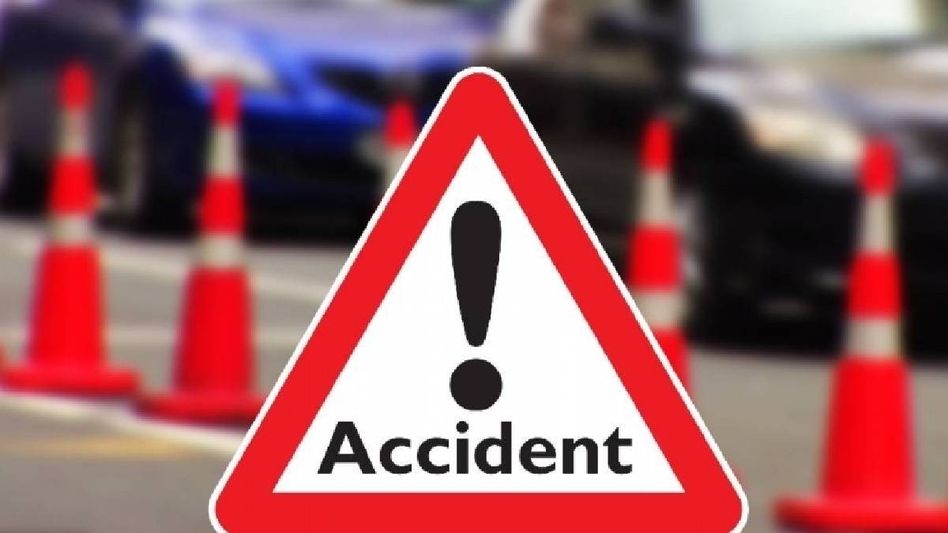 Assam cop allegedly drunk while driving, hits 2 e-rickshaws and bike, 5 injured Assam cop allegedly drunk while driving, hits 2 e-rickshaws and bike, 5 injured