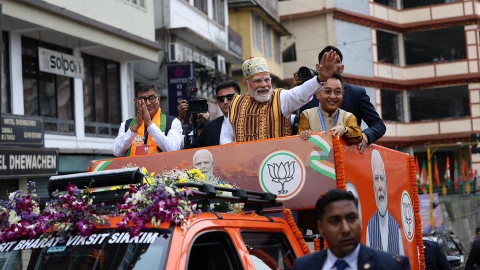 1,000 diyas lit in Gangtok as Sikkim launches state-wide cleanliness drive on PM Modi’s birthday 1,000 diyas lit in Gangtok as Sikkim launches state-wide cleanliness drive on PM Modi’s birthday