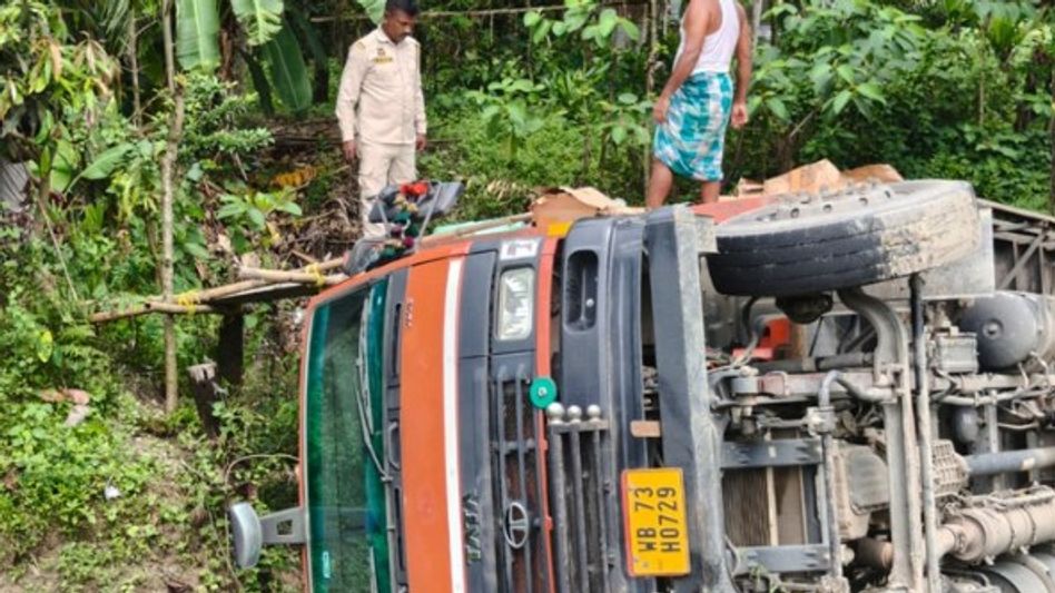 Truck carrying goods plunges into deep gorge in Assam’s Parbatjhora, driver escapes unhurt Truck carrying goods plunges into deep gorge in Assam’s Parbatjhora, driver escapes unhurt
