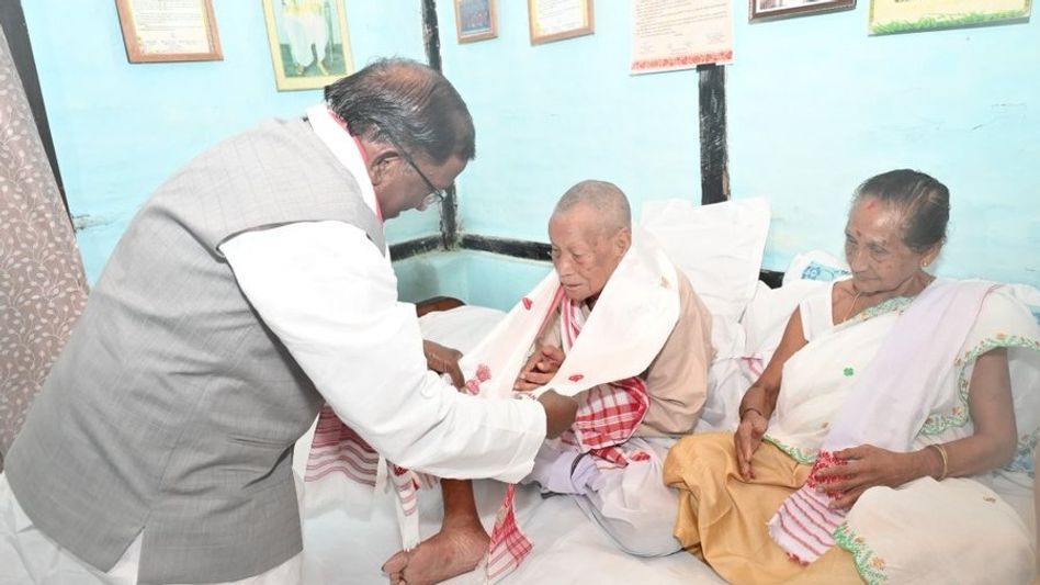Assam Governor felicitates 96-year-old freedom fighter Phanidhar Gogoi in Dibrugarh Assam Governor felicitates 96-year-old freedom fighter Phanidhar Gogoi in Dibrugarh