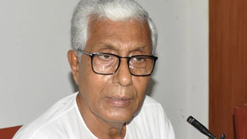 Former Tripura CM Manik Sarkar stopped by protesters, shown black flags en route to party event Former Tripura CM Manik Sarkar stopped by protesters, shown black flags en route to party event