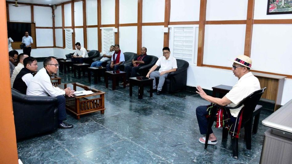 Hmar delegation from Pherzawl meets Manipur CM, seeks better roads, power and banking facilities Hmar delegation from Pherzawl meets Manipur CM, seeks better roads, power and banking facilities
