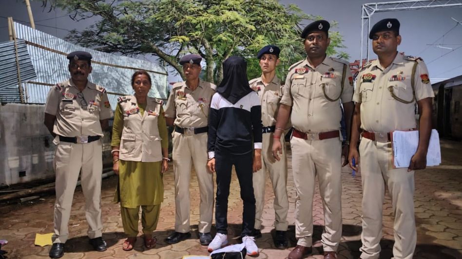 Assam man held with heroin of Rs 2 lakh in Agartala railway station Assam man held with heroin of Rs 2 lakh in Agartala railway station