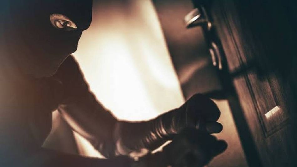Thieves break into Guwahati Ganesh Temple; steal gold, silver and cash worth Rs 3 lakh Thieves break into Guwahati Ganesh Temple; steal gold, silver and cash worth Rs 3 lakh