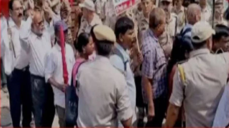 CPI(M), Left protest in Guwahati seeking Rs 25 lakh for families of Upper Assam flood victims CPI(M), Left protest in Guwahati seeking Rs 25 lakh for families of Upper Assam flood victims