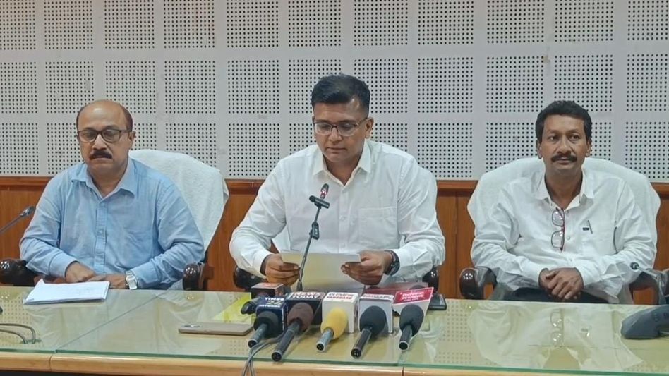 Tripura Fisheries department to sell 10,117 kg of fish at government rates across state ahead of Bijoya Dashami Tripura Fisheries department to sell 10,117 kg of fish at government rates across state ahead of Bijoya Dashami