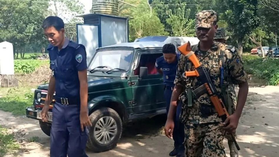 Two Bangladesh police personnel who crossed into Tripura handed over to BGB Two Bangladesh police personnel who crossed into Tripura handed over to BGB