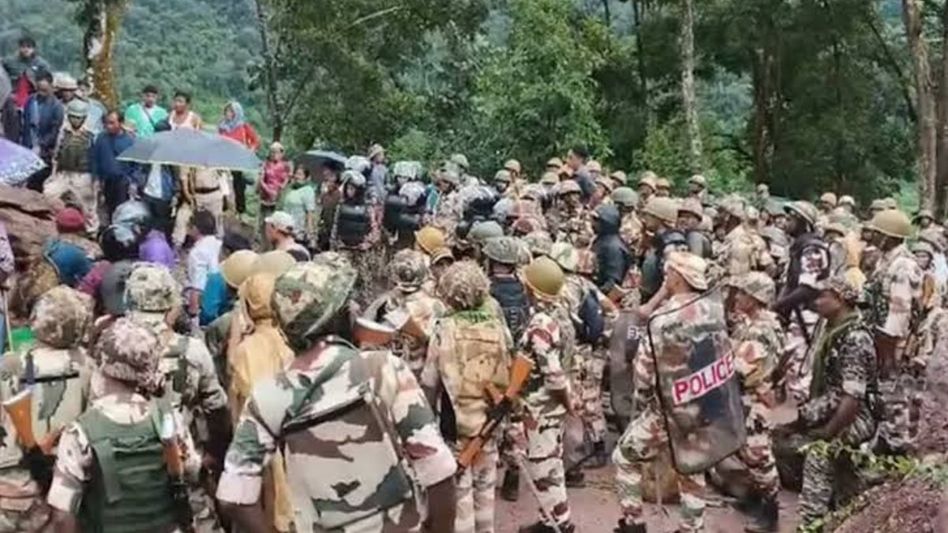 Arunachal: Geku police appeal to anti-dam protesters not to obstruct movement of police vehicles Arunachal: Geku police appeal to anti-dam protesters not to obstruct movement of police vehicles
