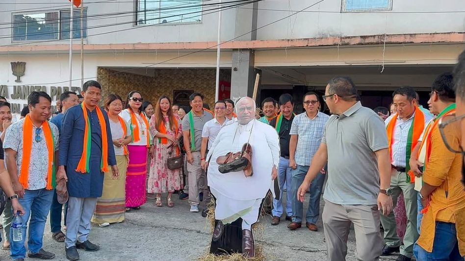 Arunachal BJP burns Mallikarjun Kharge’s effigy in Itanagar over ‘baap’ remark against PM Modi Arunachal BJP burns Mallikarjun Kharge’s effigy in Itanagar over ‘baap’ remark against PM Modi