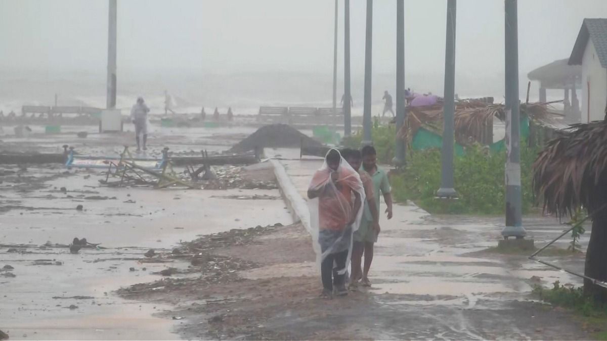Cyclone Arnab makes landfall in Andhra Pradesh, six Odisha districts face red alert Cyclone Arnab makes landfall in Andhra Pradesh, six Odisha districts face red alert