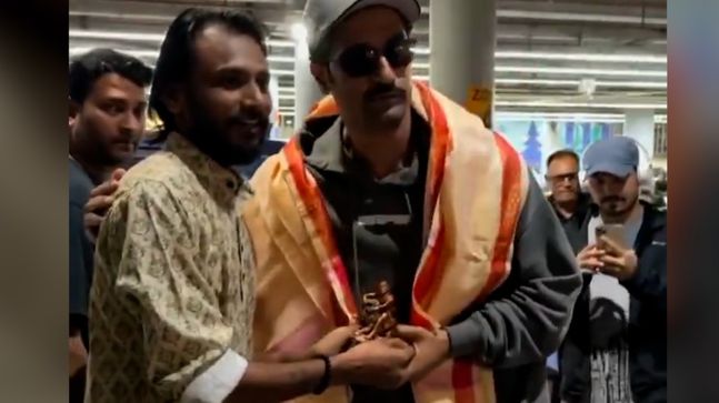 Fan suddenly gave a statue of Chhatrapati Sambhaji Maharaj, Vicky Kaushal first took off his slippers and then… 9 Fan suddenly gave a statue of Chhatrapati Sambhaji Maharaj