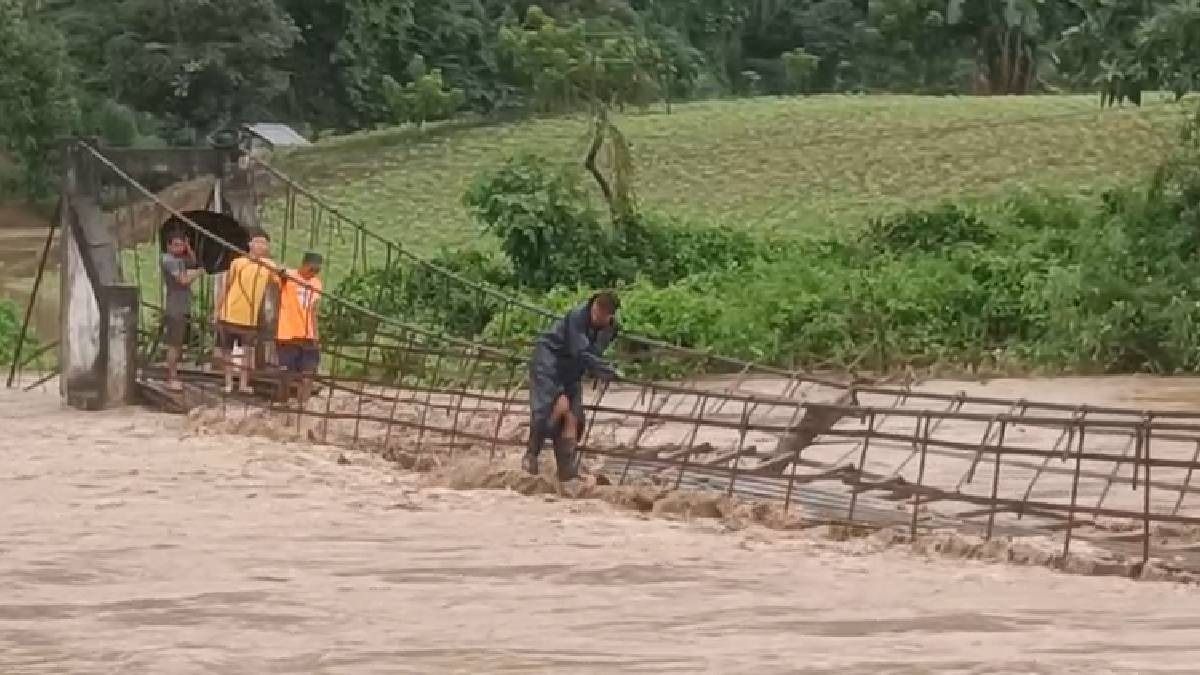 Manipur: Incessant rains submerge Bailey bridges, villages cut off in Saikul