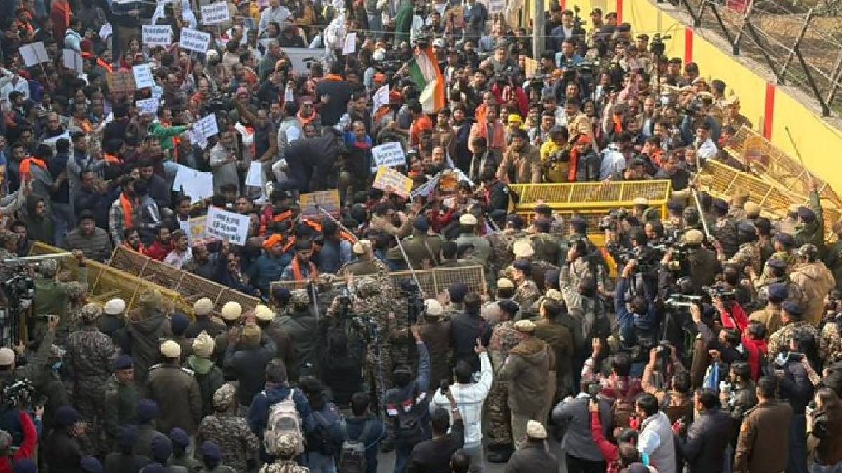 Protesters clash with cops outside Bangladesh High Commission over lynching of Hindu man