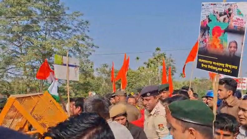 VHP protests in Tripura against alleged atrocities on Hindus in Bangladesh, demands trade halt at Raghna Border