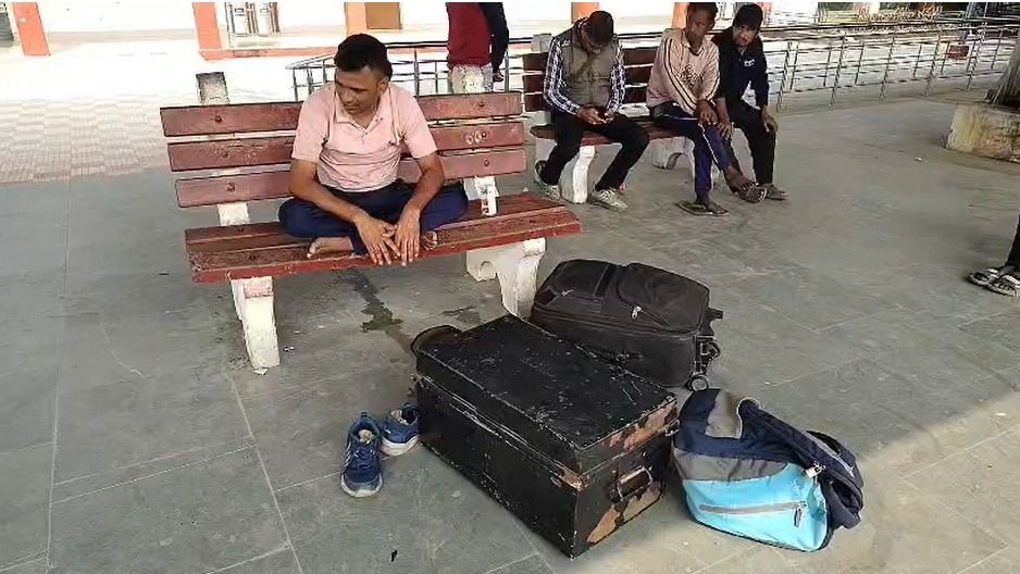 Assam: CISF jawan robbed at knifepoint at Howrah Railway Station, over Rs 1.5 lakh looted