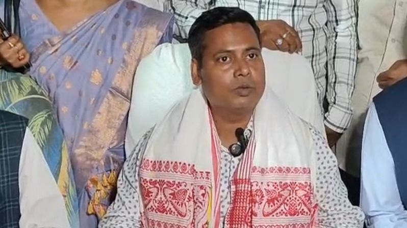 Congress nominee Pradip Kumar Sarkar reaches Assam's Abhayapuri, vows justice for Zubeen Garg