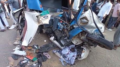 One killed, four injured in fatal excavator–e-rickshaw collision in Assam's Goalpara