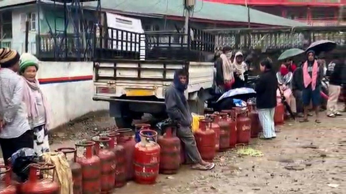 Panic buying over rumoured LPG shortage triggers long queues in Itanagar, Naharlagun