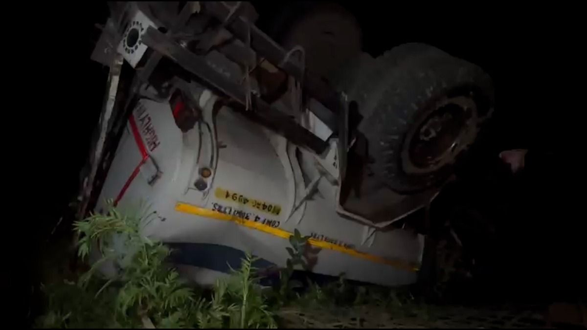 Oil tanker overturns in Sivasagar’s Rudrasagar, fuel-laden vehicle falls into pond