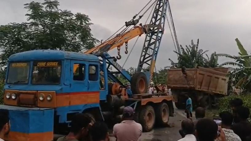 Traffic chaos on Assam's Rupahihat road as accident-hit vehicle removed hours later, locals question police response