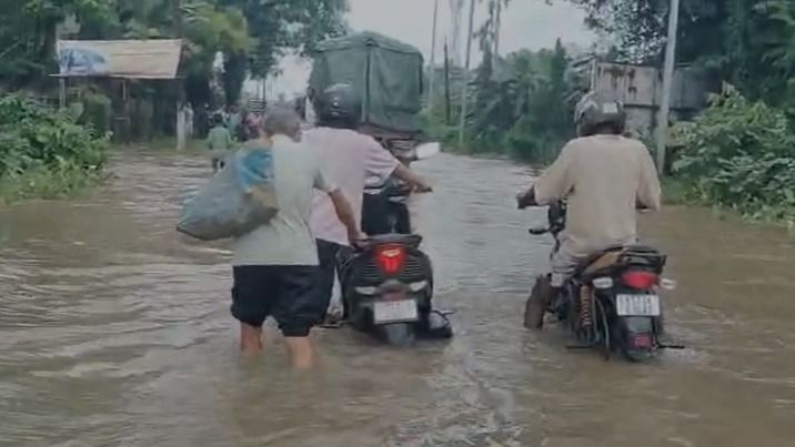 Artificial flooding cripples traffic in Assam's Bargolai; residents blame poor drainage and development works