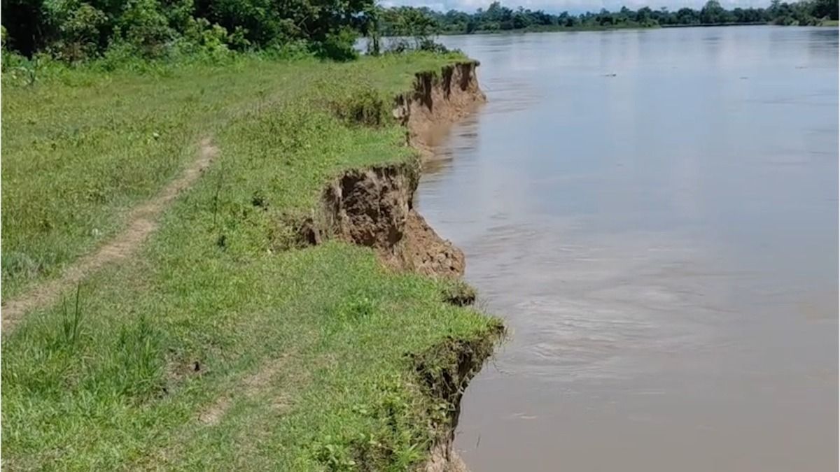Assam: Burhi Dihing erosion threatens embankment linking Aghonibari and Khowang in Tinsukia