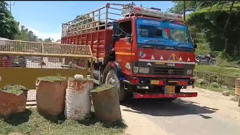 Police-escorted truck movement resumes on Assam–Manipur border after prolonged disruption