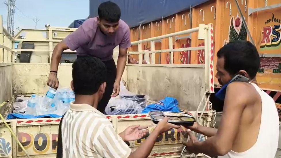 Assam's Ghumra police and journalists extend relief to hundreds of stranded truck drivers