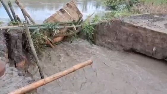  Nambol River overflows in Manipur's Bishnupur; 100 houses flooded