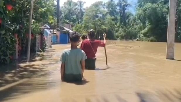 Assam floods: Disang embankment breach inundates 70–80 villages in Mahmora, residents take shelter on roads