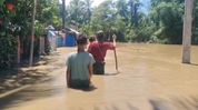 Assam floods: Disang embankment breach inundates 70–80 villages in Mahmora, residents take shelter on roads Assam floods: Disang embankment breach inundates 70–80 villages in Mahmora, residents take shelter on roads