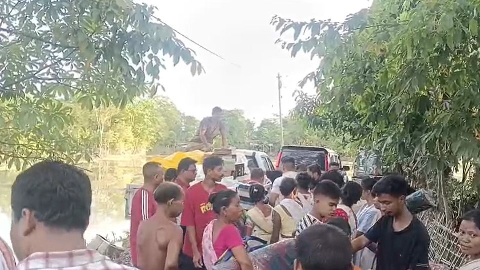 Assam: AASU alumni from Tinsukia extend flood relief to affected families in Sivasagar