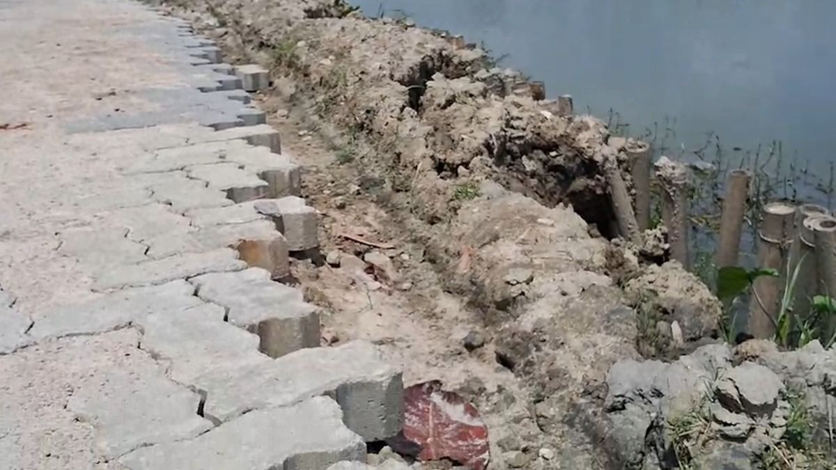 Assam: Newly constructed Batadrava-Baruwati road damaged after light rain, locals allege poor-quality work
