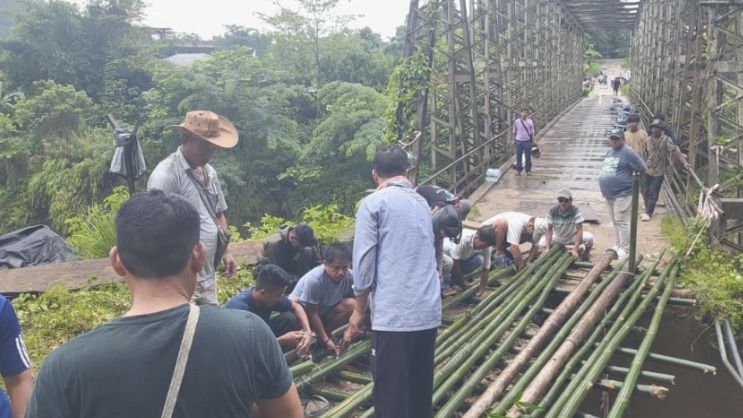 Arunachal: Youths restore partially collapsed Siji River bridge, reconnect Likabali's foothill villages