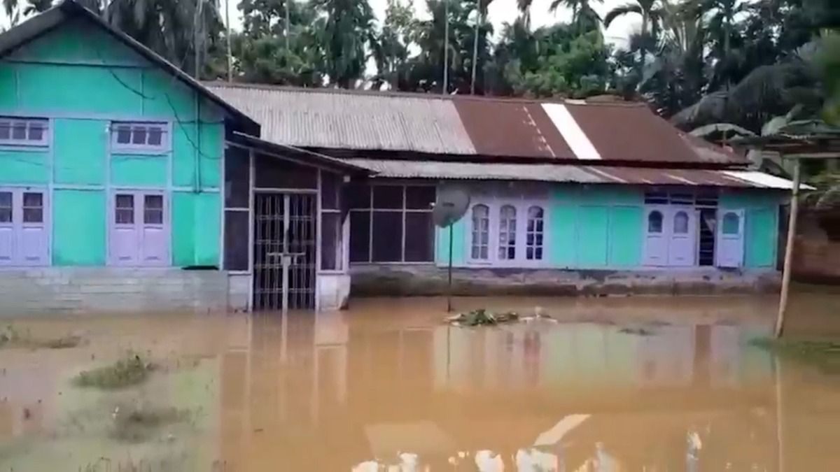 Heavy rain submerges several areas in Assam's Bokoliaghat, roads waterlogged